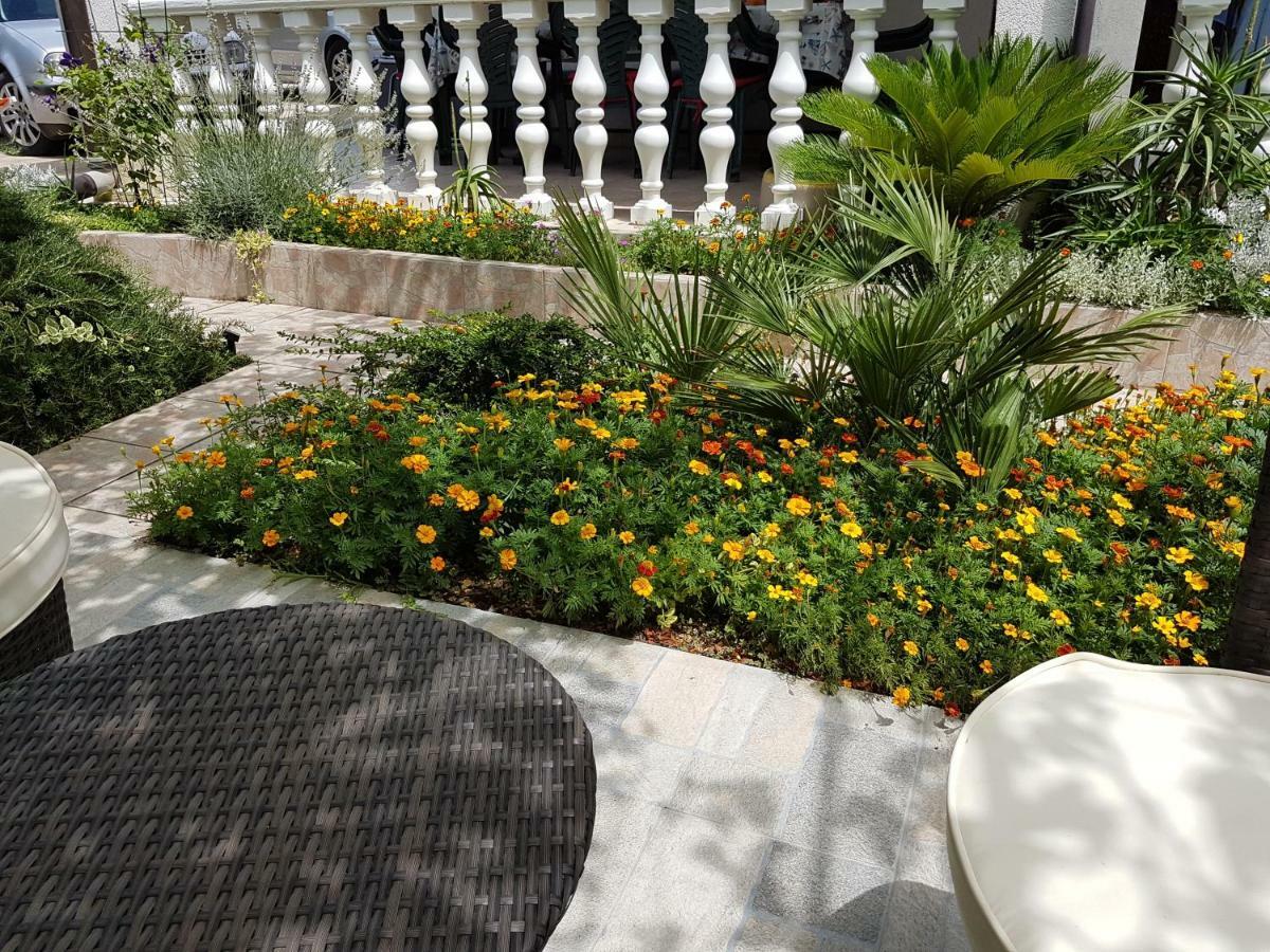 Apartments Vila Leona Pirovac Exterior foto